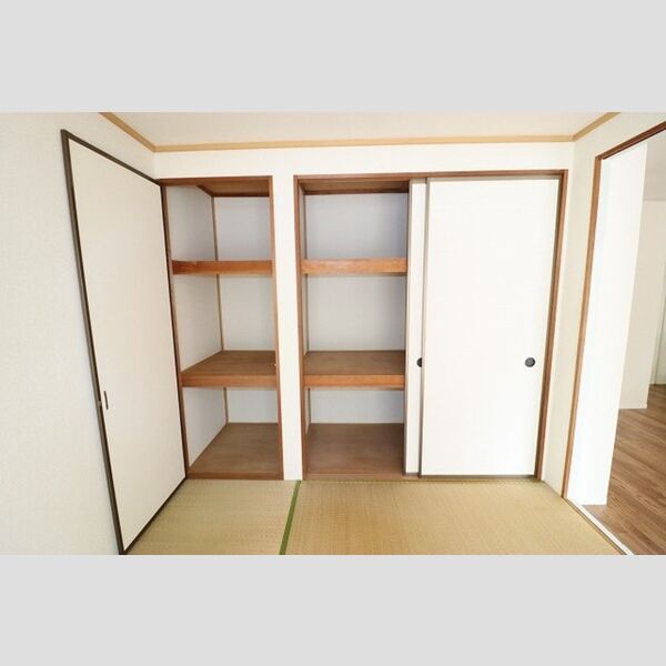 グランディール101号室 和室　押し入れ