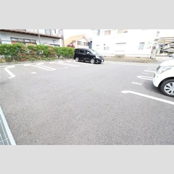 メゾン・ド・シャルマン 駐車場