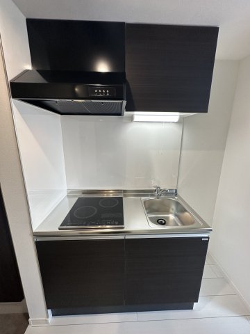 ベイルーム本厚木旭町302号室 ２口ＩＨヒーターで料理する方も満足♪キッチン収納スペースも豊富です★