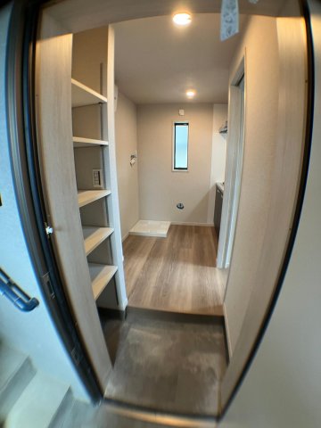 Bellevue石名坂201号室 キッチンには洗濯置き場も小窓もあってコンパクトで便利な配置