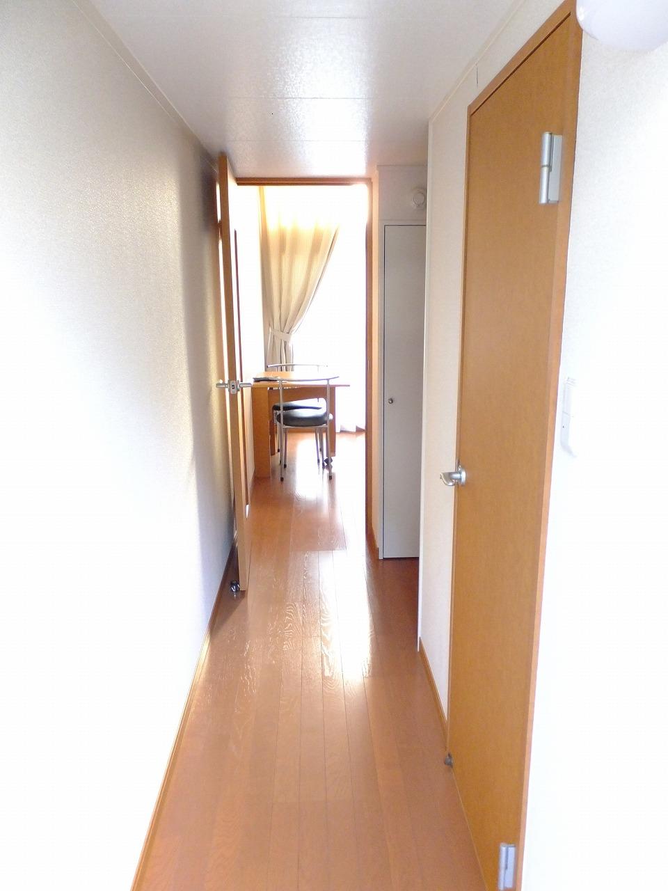 レオパレス春日 玄関