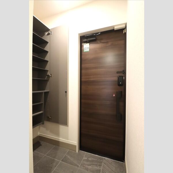 セレスティア小豆沢102号室 玄関・シューズボックス