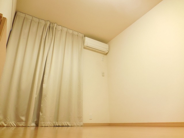 レオパレスウタガワ105号室 1Fの床面は、フローリング敷きで御座います。