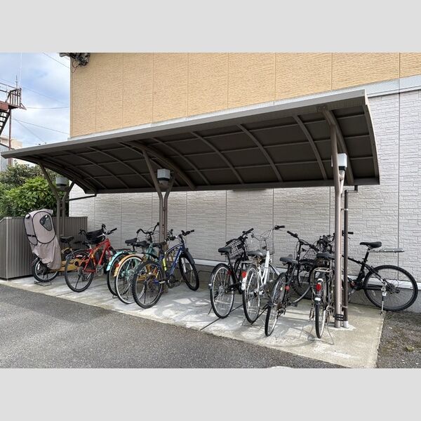 ウエストコート202号室 駐輪場