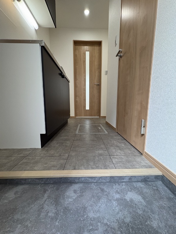 B.1階 玄関