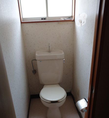 船橋市高野台2丁目戸建 壁紙交換、温水便座新調、ハウスクリーニング予定です。