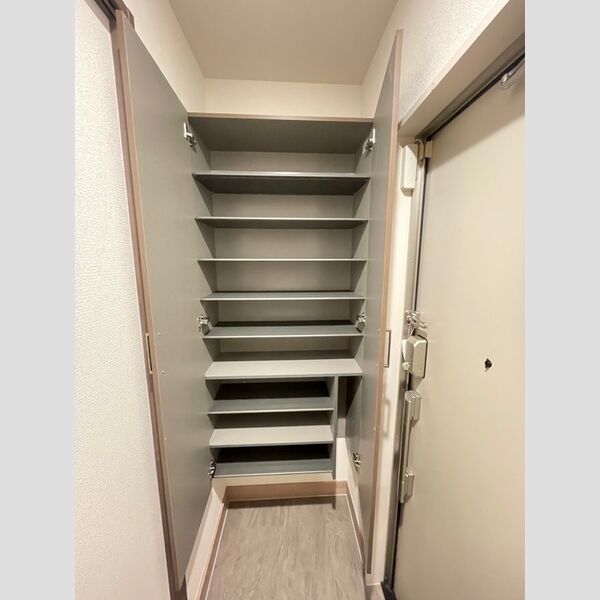 ラペーシュ湘南台103号室 玄関収納