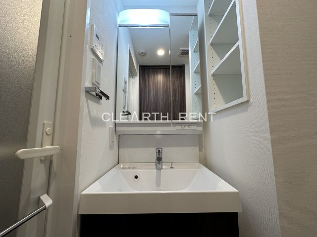 コンシェリア池上 ＴＨＥ ＲＥＳＩＤＥＮＣＥ3階 キャビネット付2面鏡で収納スペース確保