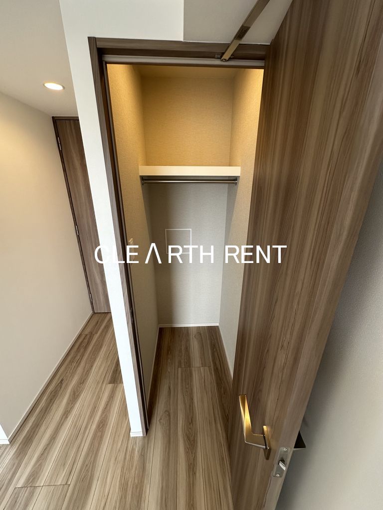 コンシェリア東京 ＜ＨＩＧＡＳＨＩＪＵＪＯ ＲＥＳＩＤＥＮＣＥ11階 収納に便利な枕棚を備えたクローゼットを採用