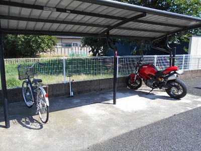 レオパレスＫＡＭＥＬＥＯⅡ　101号室 屋根付き駐輪場