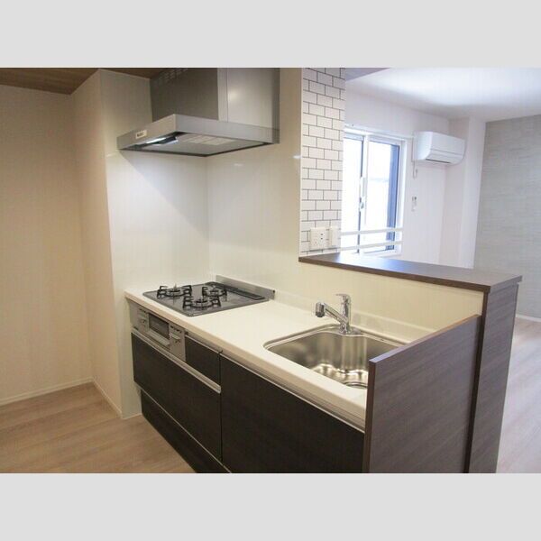 ラ・ペッシュ306号室 対面式3口ガスコンロ付システムキッチン