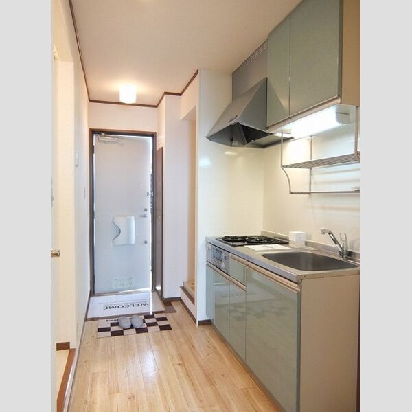 マ・メゾン ASUKA206号室 キッチンから玄関方向を望む