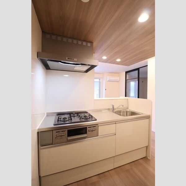 セジュール春日町2 三口ガスコンログリル付システムキッチン
