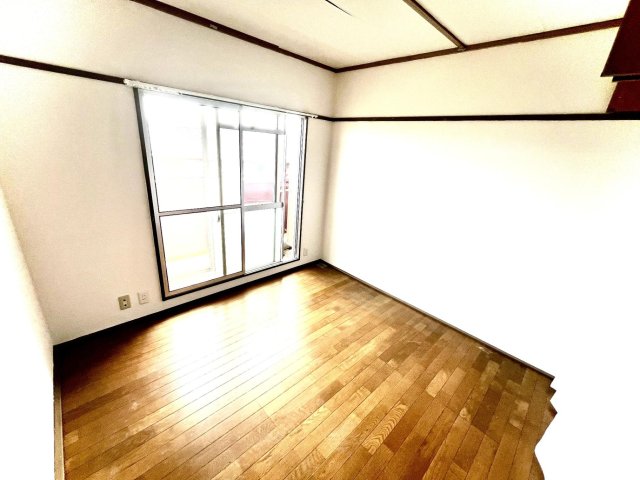 くずは台団地7号棟303号室 4.5帖洋室は日当たり良好で収納のある便利なお部屋
