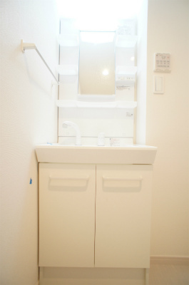 リブリ・ジュネス聖1階 洗面