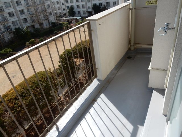 稲城市平尾住宅６６号棟 バルコニーも広々で洗濯物もすぐに乾きます。