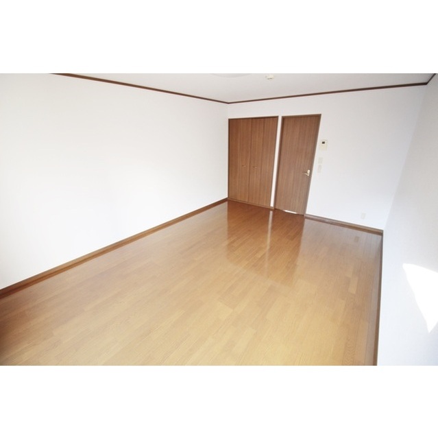 アムール エフ 1番館105号室 リビング