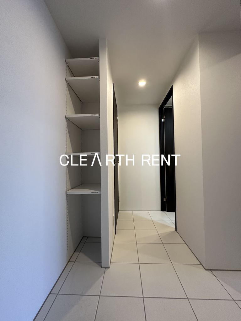 Ｐｒｉｍａｌ 石神井公園4階 白☆仲介手数料不要！/礼金ゼロ・Wi-Fiインターネット無料☆のタイルを基調とした明るい玄関