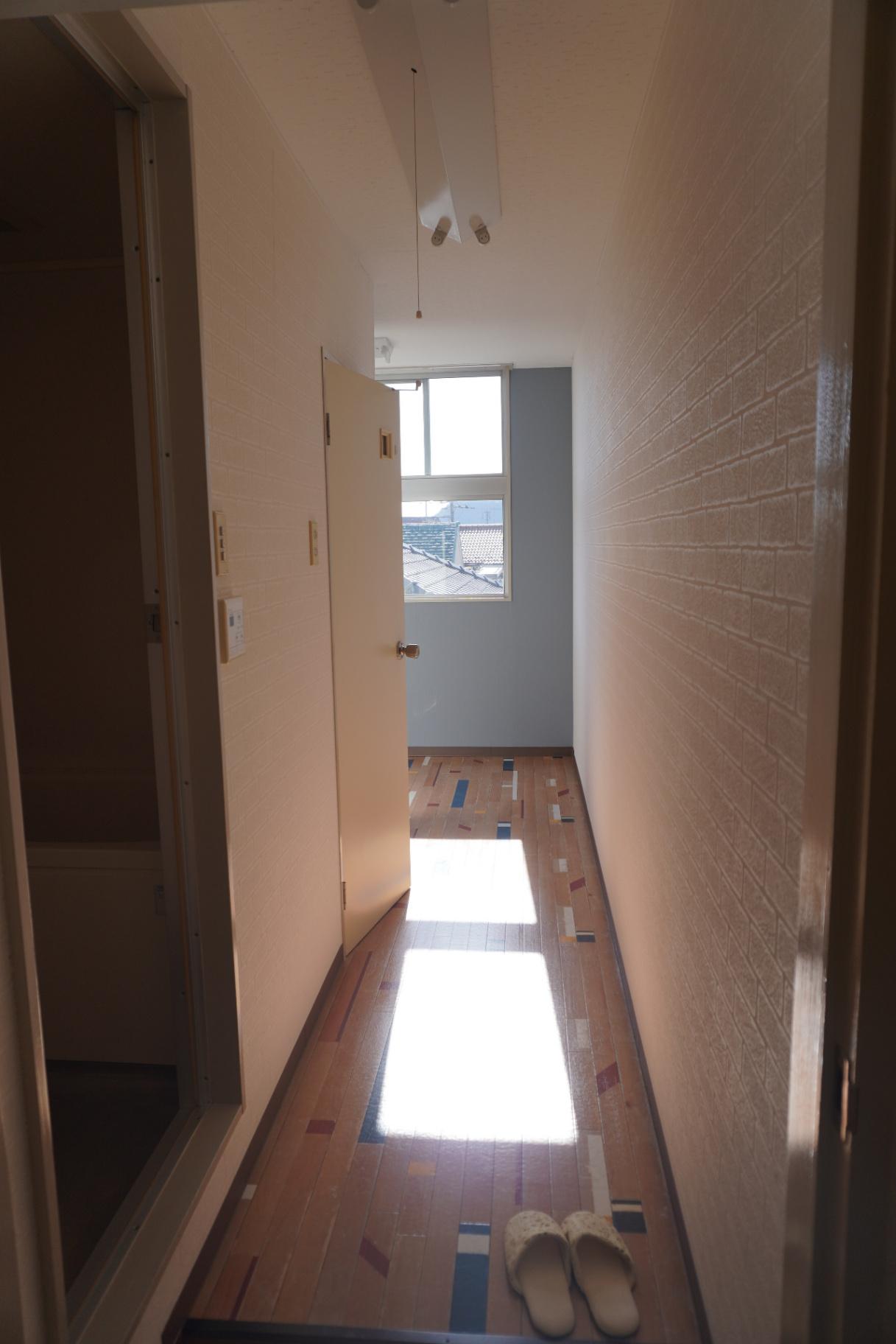 高明ビル 玄関から見ると正面が南で日当たり良好！