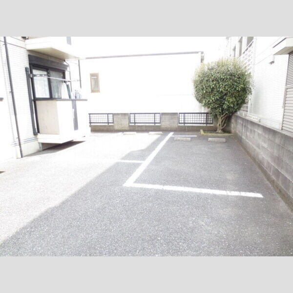 シャトレー201号室 駐車場