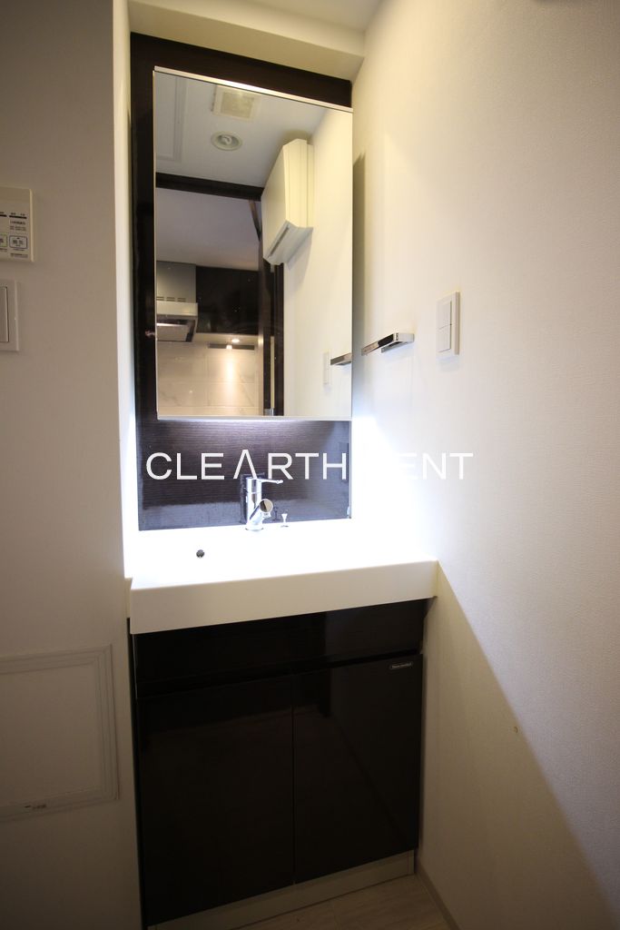 コンシェリア新橋 ＭＡＳＴＥＲ’Ｓ ＶＩＬＬＡ キャビネット付オリジナル洗面台