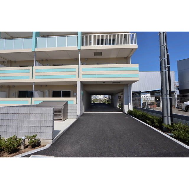 グリーンヴィラ湘南101号室 ピロティー