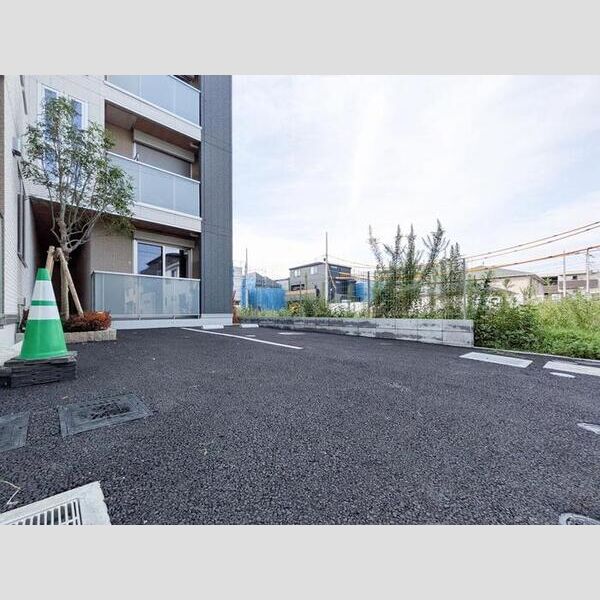 セレスティア六町Ⅱ103号室 駐車場