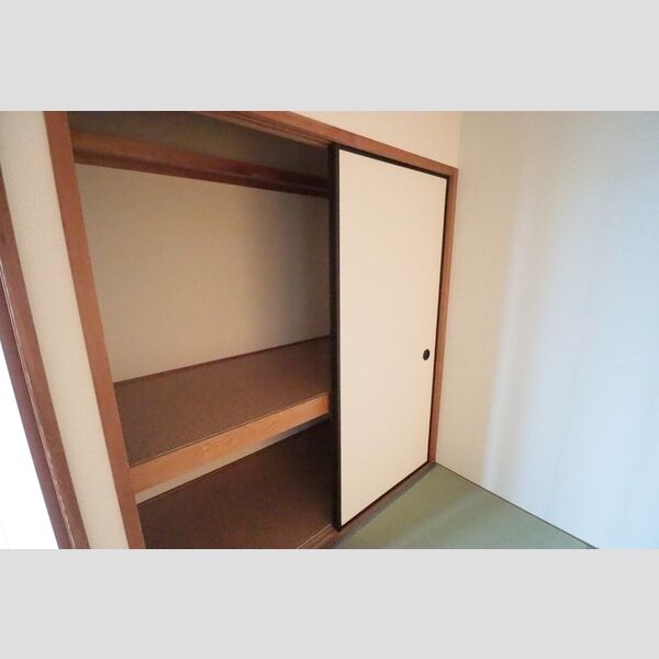 グランシャリオ大宮303号室 押し入れ(和室6帖)