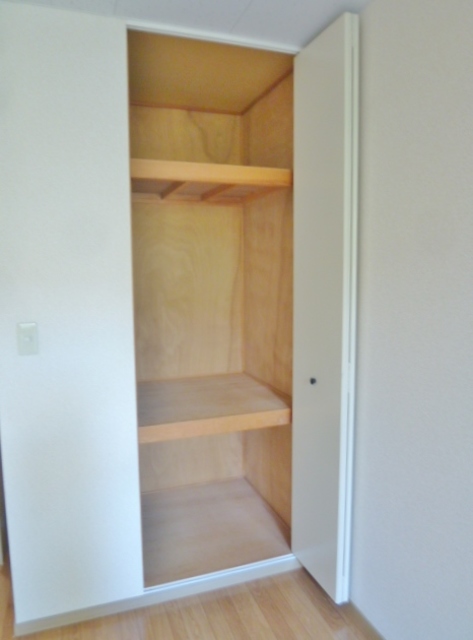 カーサ南原0102号室 奥行きのある収納スペース