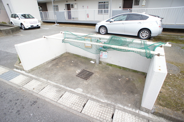 ルミエール若葉0302号室 敷地内にゴミステーション完備。