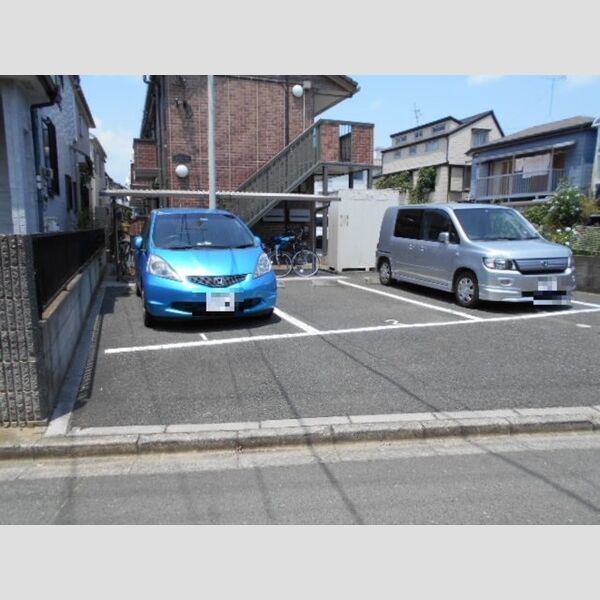 ルミエール 駐車場