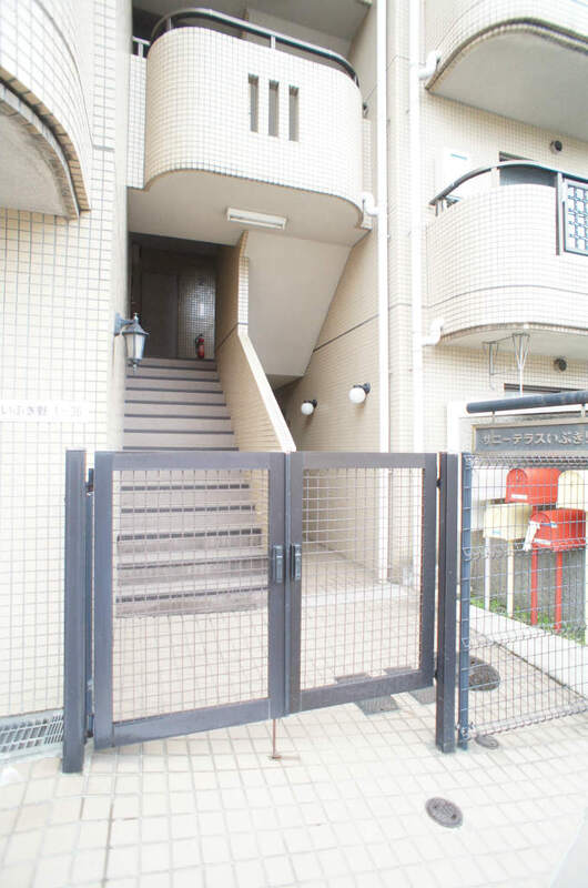 サニーテラスいぶき野4階 エントランス