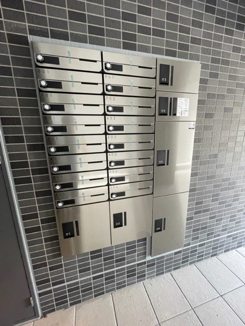 アスカレジデンス戸越銀座0301号室 集合ポスト、宅配ロッカー