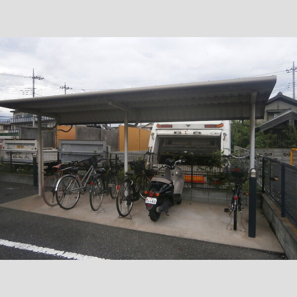 T・オイコス202号室 屋根付き駐輪場