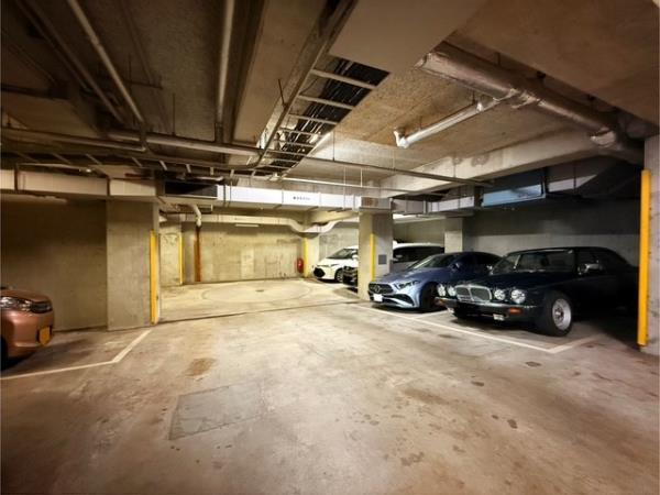 リエール若松町 駐車場