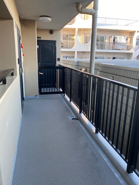 ジェイパーク東中野301号室 玄関前にポーチあり。景色を見るとスカイツリーが見えます。