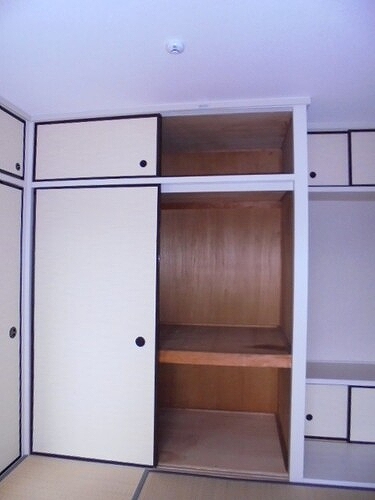 テレパレス日限山3階 押入　※2013年1月撮影