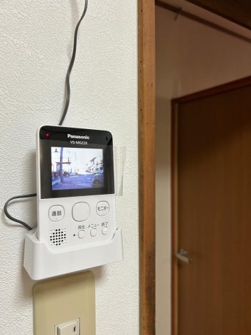 豊平町戸建 来訪者の姿を確認できるモニター付きインターホンで安心です。