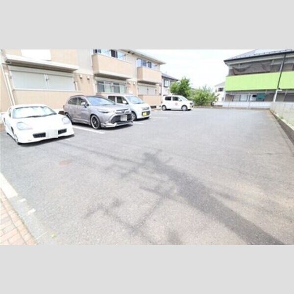 ガーデンヒルズ 駐車場