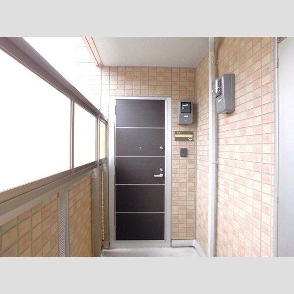 メゾンアリア101号室 外玄関