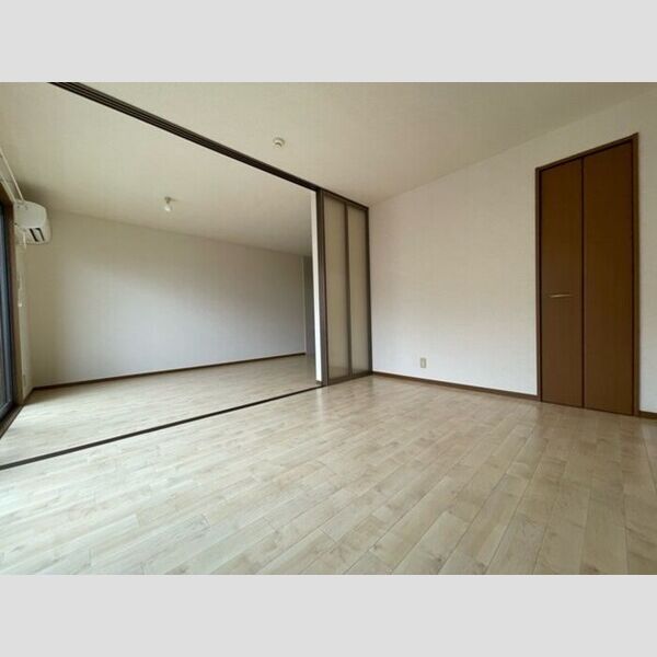 フローラルコート202号室 洋室　6帖