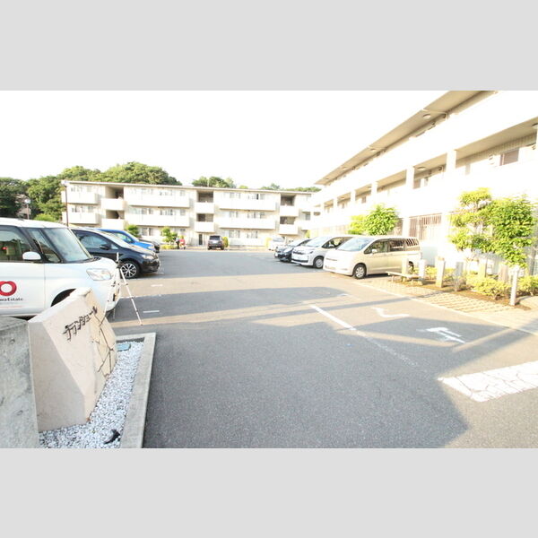 ブランシュール　B 駐車場