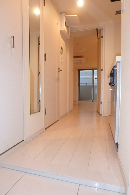 ガーラ・グランディ横濱桜木町 玄関には姿見鏡付