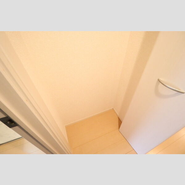 ファースト キャロベリー103号室 廊下収納