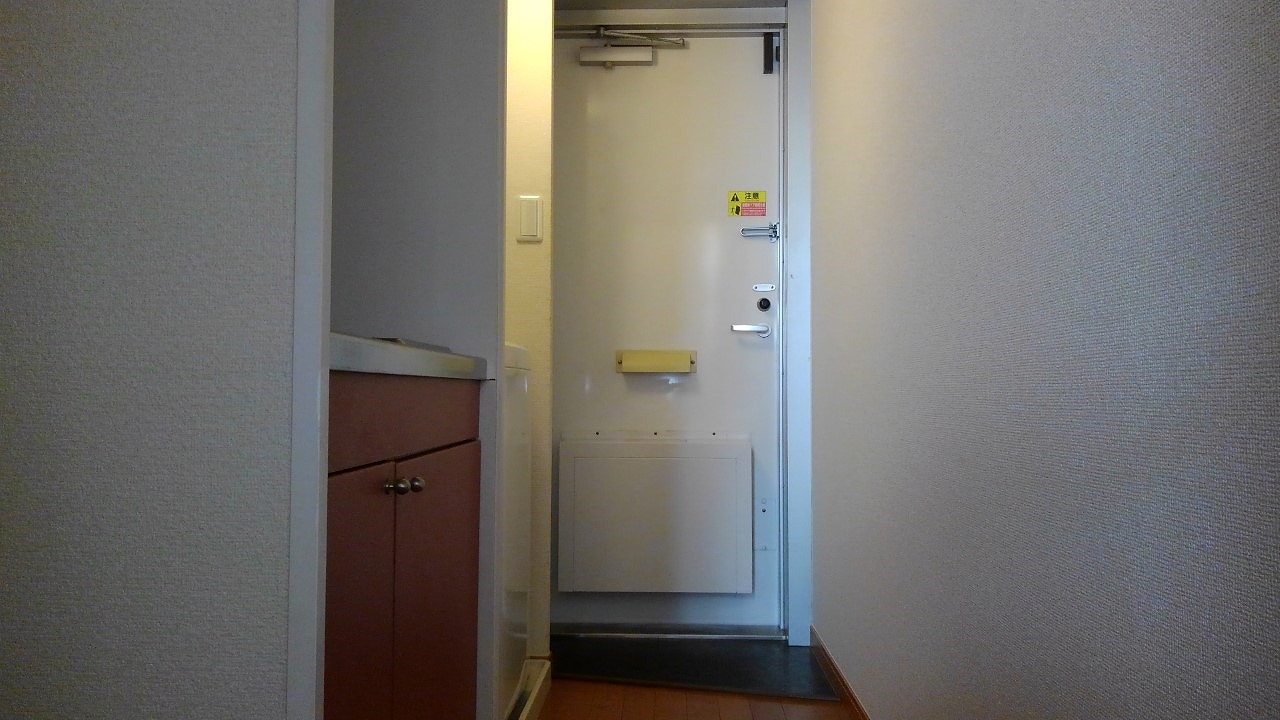 レオパレスジオイド205号室 玄関