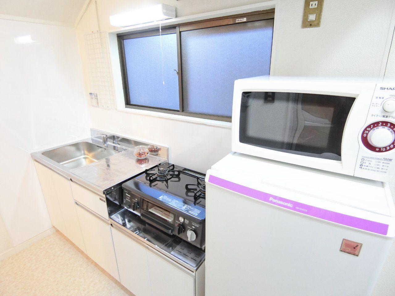 サンホワイト 2口コンロ、キッチン、冷蔵庫、レンジが集中して使いやすい