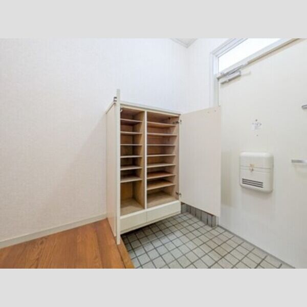 中嶋メゾネット02号室 シューズボックス