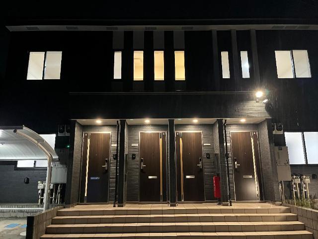 アールＵⅡ202号室 外観写真（夜）