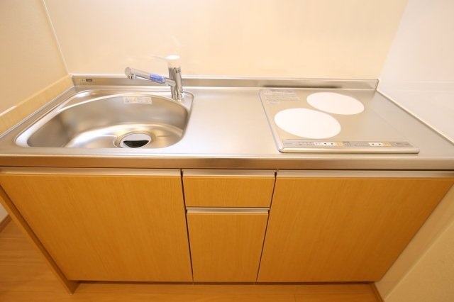 ソシエ東長崎 システムキッチン（2口IHコンロ）