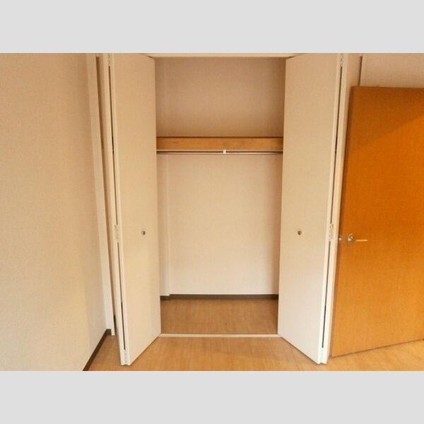 ハビテーションWADAⅢ201号室 ♪クローゼット(洋室5.5帖)♪